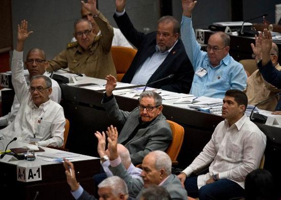 古巴党和国家领导人劳尔‧卡斯特罗（中）在国会投票。（图：美联）