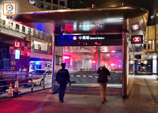 港铁中环站发生事故 2列列车相撞车长受伤