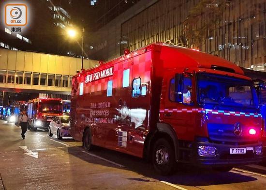 港铁中环站发生事故 2列列车相撞车长受伤