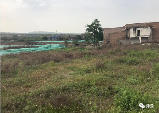 岳村被拆后,剩下不多的民宅和大片空地