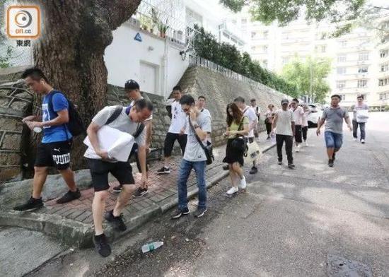 民众步行到黎智英住所外（图源：香港“东网”）