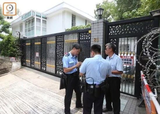 两名警察前去了解情况（图源：香港“东网”）