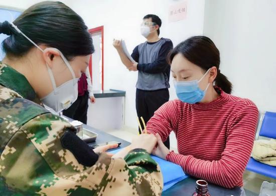与新冠病毒赛跑的人