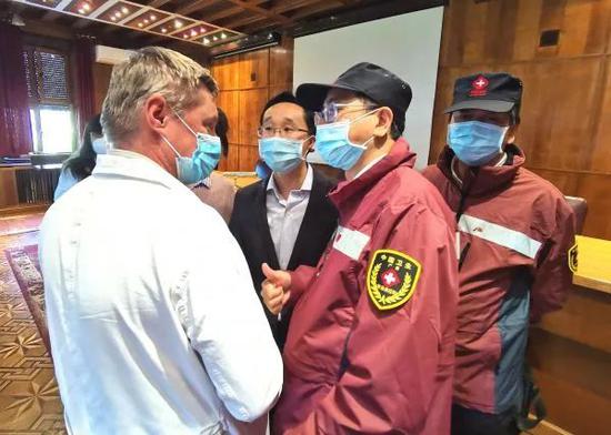 ▲4月9日,在塞尔维亚首都贝尔格莱德,中国赴塞尔维亚抗疫医疗专家组成员、中山大学附属第三医院感染科副主任林炳亮(右二)和塞尔维亚传染病和热带疾病医院院长戈兰·斯特万诺维奇交流。新华社发(中国赴塞尔维亚抗疫医疗专家组供图)