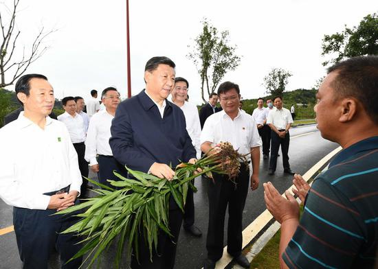 9月16日至18日,中共中央总书记、國度主席、中央军委主席习近平在湖南观察。这是16日下昼,习近平在郴州市汝城县文明瑶族乡沙洲瑶族村沙洲当代农旅树模基地,领会扶贫财产成長和增收情形。