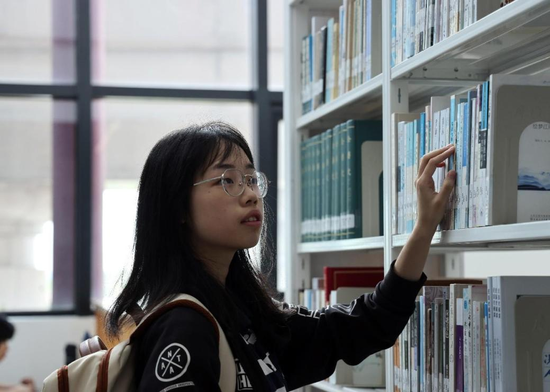 一名學生在圖書館查閱書籍。(人民日報記者 管克江 攝)
