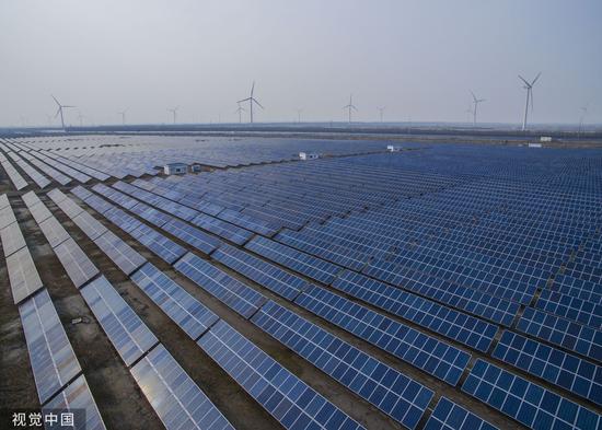 (江苏南通最大太阳能光伏电站 来源:视觉中国)