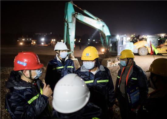 1月24日,工人们在武汉火神山医院施工现场。新华社记者 肖艺九 摄
