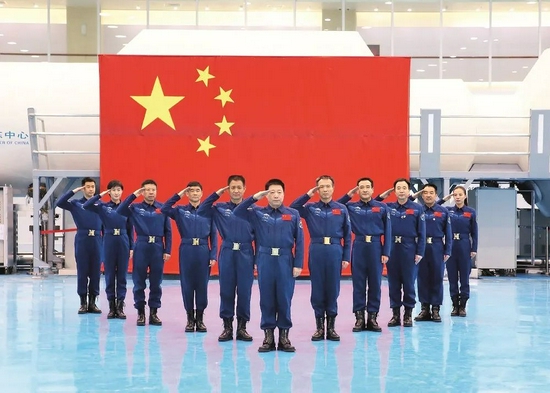 杨利伟领衔中国航天员大队,在国旗下庄严敬礼.