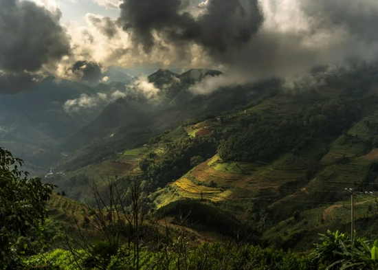 绵延的哀牢山脉,云和雾接在一起,如果下雨,半山都会被云雾笼住(金海 摄)