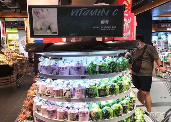 南宁五象新区一家超市内,售卖泰国椰青等进口水果(央广网记者 唐志强 摄)