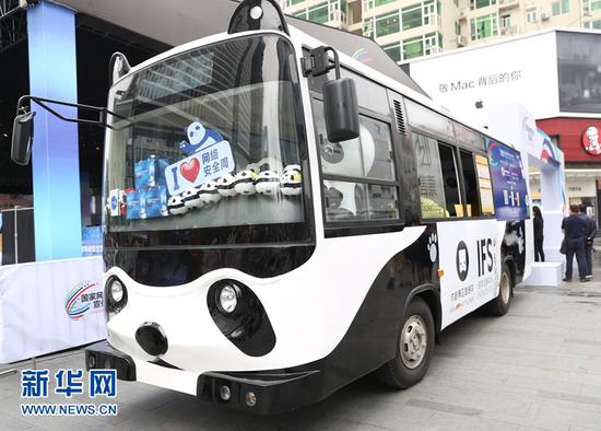 熊猫主题宣传车成为春熙路上一道风景线。新华网曹鹏摄