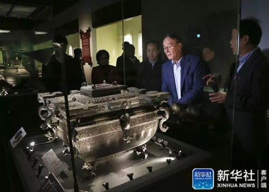 11月14日,王岐山在湖北省博物馆考察。新华社记者 姚大伟 摄