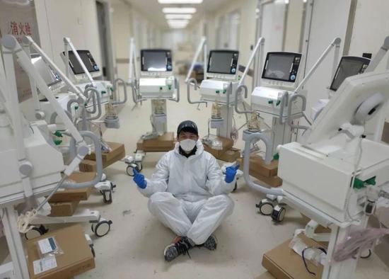 2月，志愿者杨杰在武汉协助泰康同济医院通宵安装15台呼吸机（图源：央视新闻）