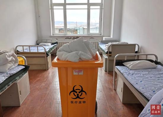 4月11日,黑龙江省牡丹江市绥芬河市方舱医院施工改造已完成。图为绥芬河方舱医院内部床位。中新社发 郑宝煜 摄