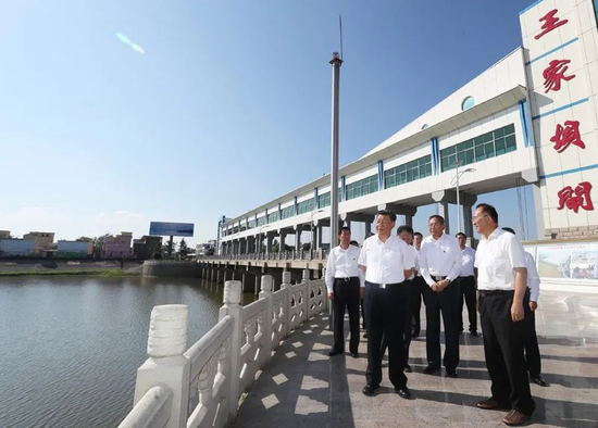 △8月18日,习近平在安徽省阜阳市阜南县王家坝闸观察时夸大,要把管理淮河的履历总结好,卖力策划“十四五”时期淮河管理方案。