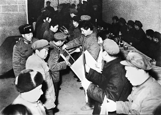 1982年冬,习近平为正定县劳模颁奖。