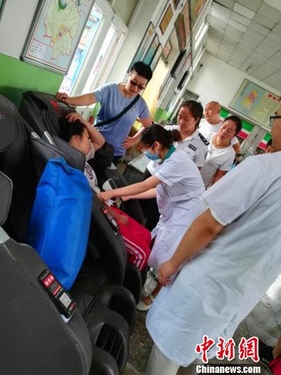 女子突发心脏病倒地喊“救命” 公交司机带头救人