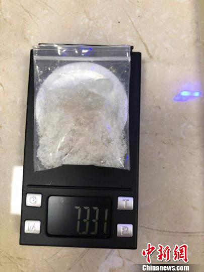 现场缴获的疑似毒品。警方供图 现场缴获的疑似毒品。警方供图