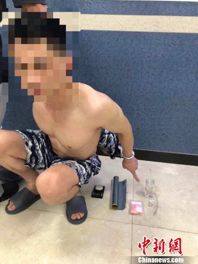 微博晒毒男子被抓。警方供图 微博晒毒男子被抓。警方供图
