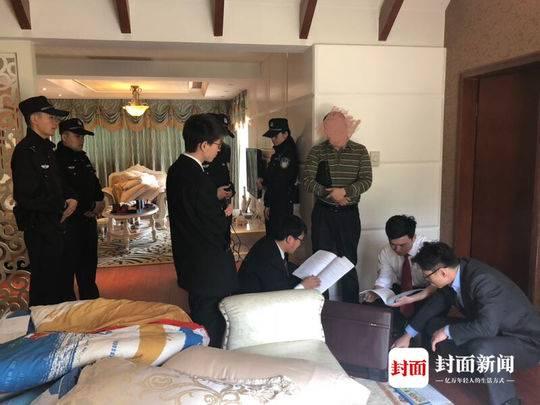 原标题:夫妻欠1100多万的债却住着豪华别墅 法院搜出了一堆珠宝
