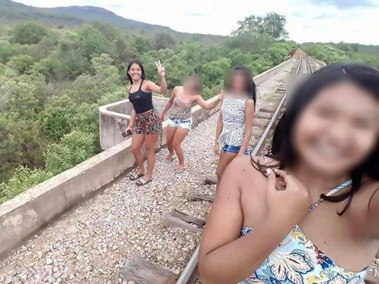 巴西女生在铁路桥上自拍 桥突然垮塌3人高空坠下