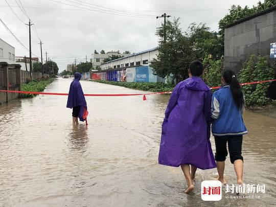 大爷雨中当“警示牌”12小时 双脚泡白也不回家