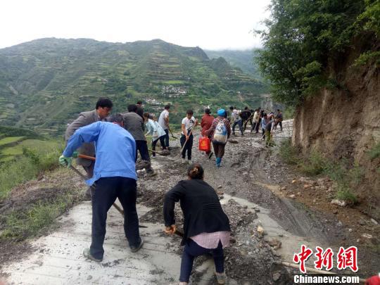 图为文县暴洪泥石流后道路抢险。　钟欣 摄