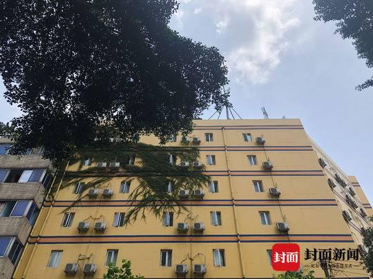 成都一酒店突发火灾 目击者：很多黑烟冒出来