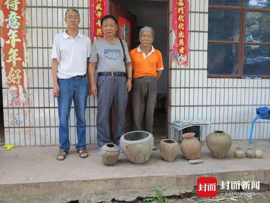 周学明(右)与西昌文管所专家