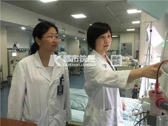 (胡颖主任医师(左)与王剑青副主任医师)摄影 谢谨忆