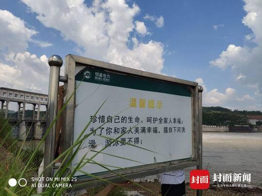 “网红沙滩”走红 市民不顾禁令下河游泳