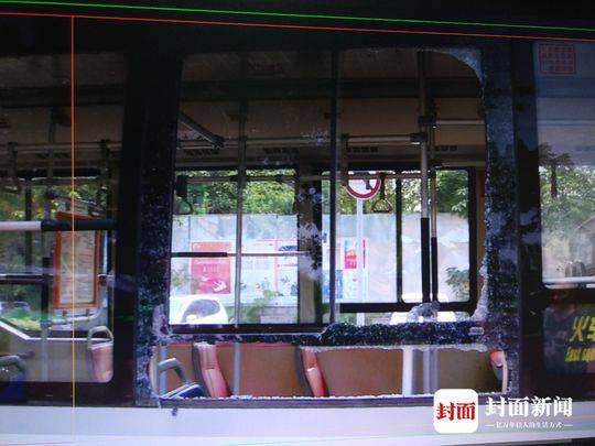 车未到站欲强行下车 大爷取下安全锤怒砸公交车窗