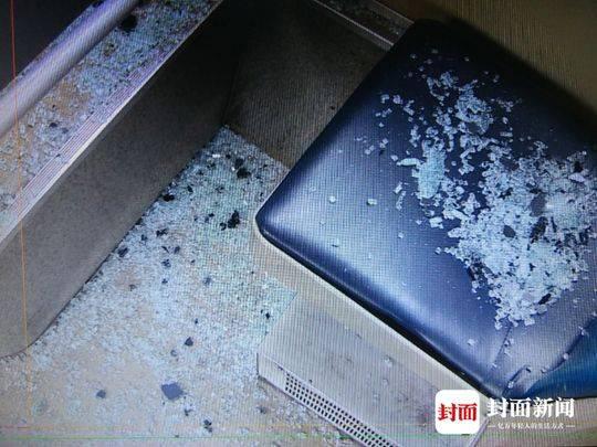 车未到站欲强行下车 大爷取下安全锤怒砸公交车窗