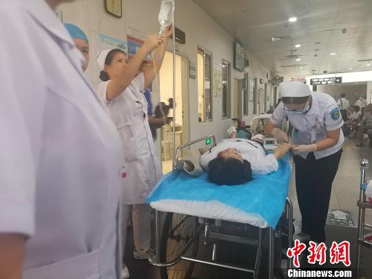 事件发生后,医护人员紧急救治伤者。 朱柳融 摄