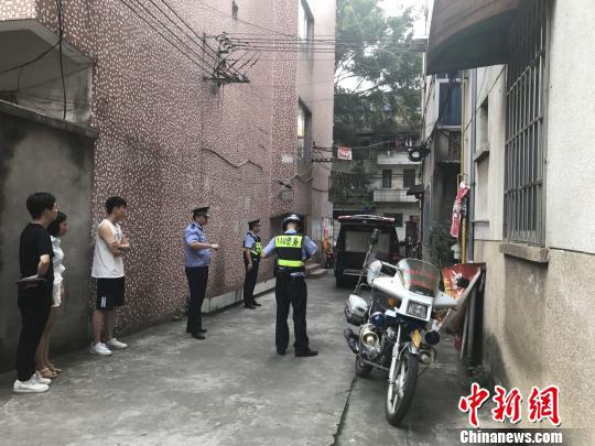 8月20日下午，柳州铸造总厂生活区两栋楼房被警察用警戒线封锁。　谢耘 摄