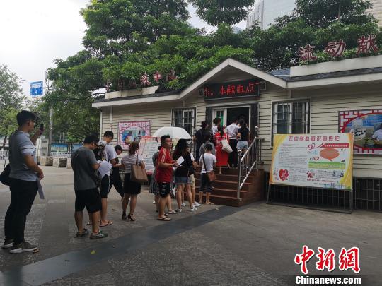 恶性事件发生后，市民前往献血点踊跃献血救助伤者。　朱柳融 摄