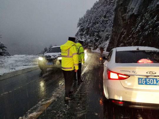 四川折多山大雪车辆滞留10公里 车灯相连如霓虹