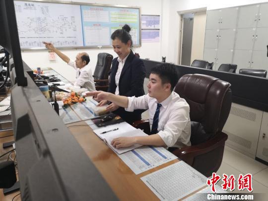 妻子把饺子放在行车室丈夫的办公桌上 程晖 摄