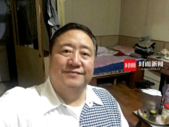 “笑脸哥”在哈尔滨家中近照