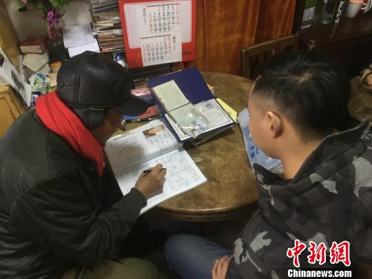 陈轶伦正在核查相亲者的信息 武一力 摄 陈轶伦正在核查相亲者的信息 武一力 摄