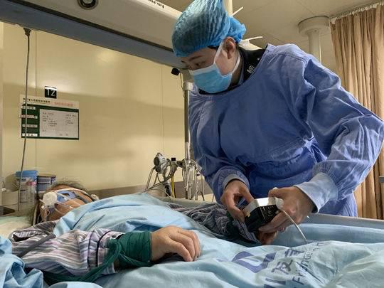 老人送医证件遗失 民警把办证窗口“搬”进ICU