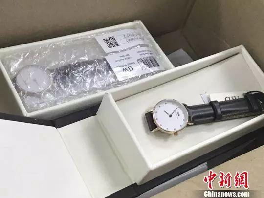 资料图:海关查货的“海淘”超限额国际邮包。杨颜慈 摄
