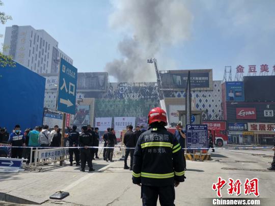图为火灾现场。 胡永凤 摄 图为火灾现场。 胡永凤 摄