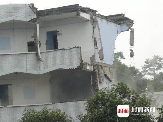 地震中,教学楼受损