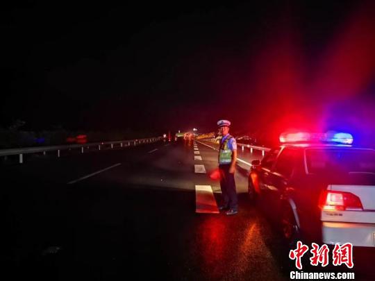指挥救援车辆通行。四川省公安厅交警总队供图