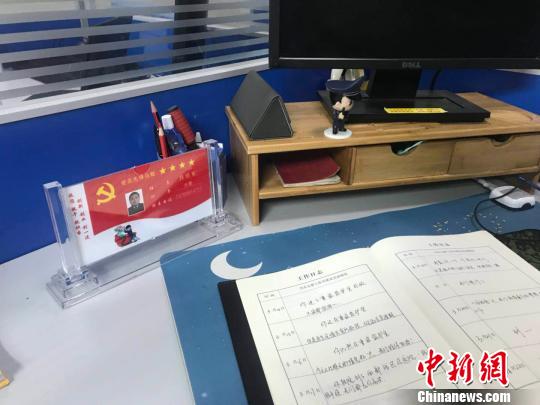 韩顺军的办公桌。 钟欣 摄