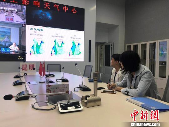 图为昆明市气象局工作人员参加全省暴雨天气会商 陆鹏 摄