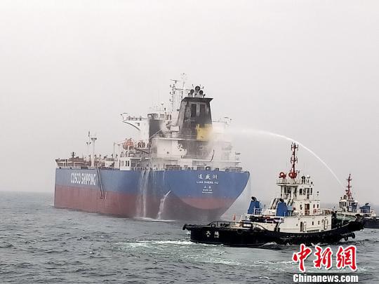 油轮在大连海域起火 大连海事局成功营救29名船员