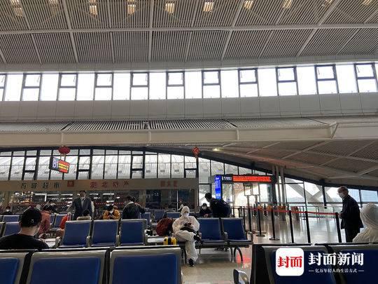 武汉火车站候车大厅 图片泉源:受访者提供